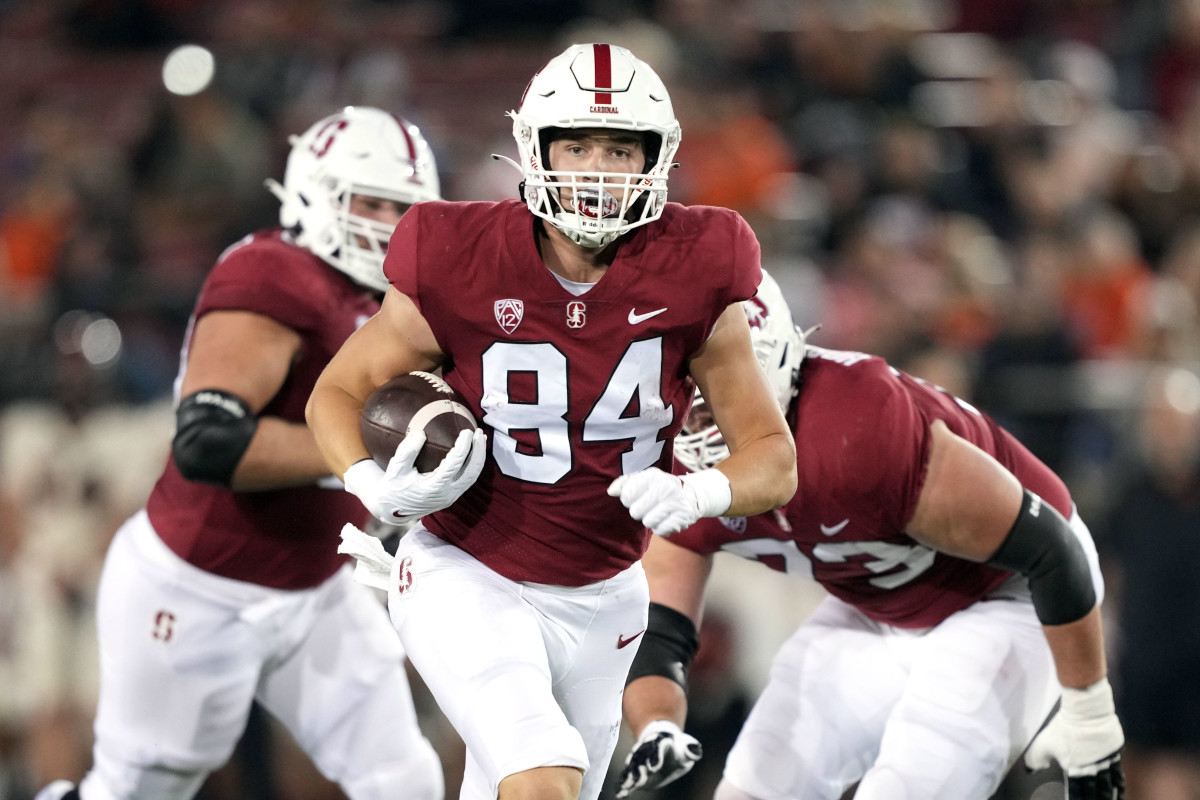 Oct 8, 2022; Stanford, California, USA; Stanford Cardinal tight end Benjamin Yurosek (84) carries the ball against the Oregon State Beavers during the first quarter at Stanford Stadium. Mandatory Credit: Darren Yamashita-USA TODAY Sports